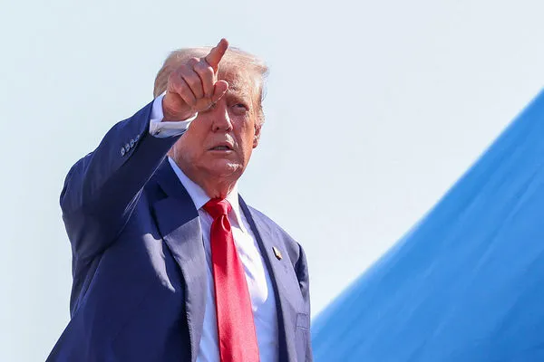 ▲▼美國總統川普搭乘空軍一號出訪英國蘇格蘭。（圖／路透）