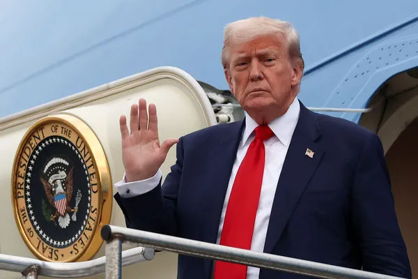 ▲▼美國總統川普搭乘空軍一號出訪英國蘇格蘭。（圖／路透）