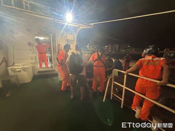 ▲消防人員緊急派遣快艇將因車禍受傷的男子送往連江縣立醫院。（圖／記者林名揚翻攝）