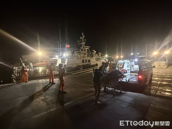 ▲消防人員緊急派遣快艇將因車禍受傷的男子送往連江縣立醫院。（圖／記者林名揚翻攝）