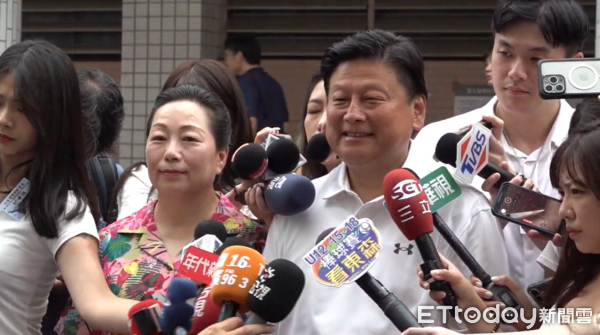 ▲今日大罷免投票，傅崐萁與妻子、花蓮縣長徐榛蔚一同前往吉安國中投票所投票。(圖／記者陳家豪攝）