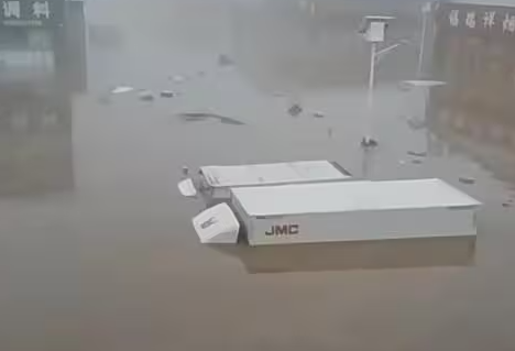 ▲貨車車頭幾乎被滅頂。（圖／翻攝自微博）