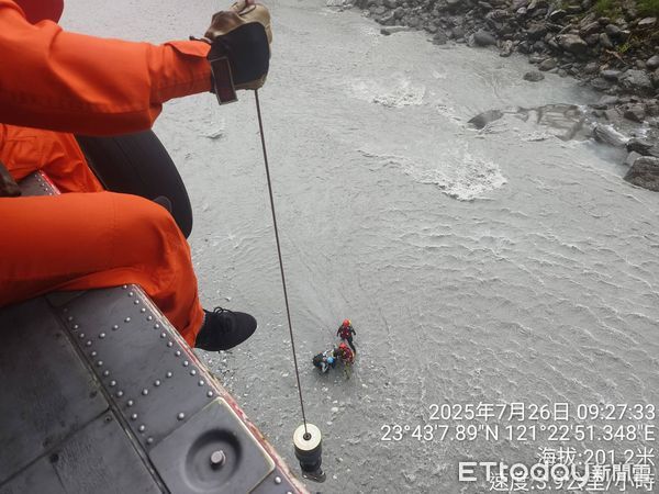 ▲黑鷹直升機抵達目標區後立即發現待救者。（圖／空勤總隊提供，下同）