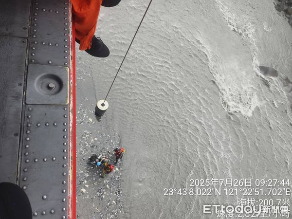 ▲黑鷹直升機抵達目標區後立即發現待救者。（圖／空勤總隊提供，下同）