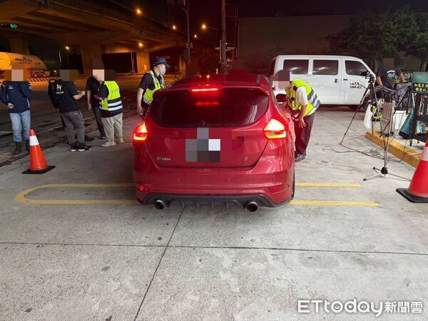 ▲▼烏日警方配合環保局、監理所在2小時取締8輛噪音車，開罰1萬8千元。（圖／警方提供，下同）