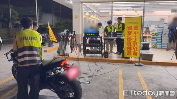 ▲▼烏日警方配合環保局、監理所在2小時取締8輛噪音車，開罰1萬8千元。（圖／警方提供，下同）