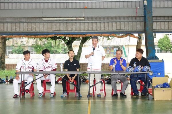 ▲(左起致詞人:樂天桃猿嚴宏鈞、林承飛、樂天桃猿棒球隊副董事長暨執行長兼球團領隊牧野幸輝、台灣三菱電機董事長暨總經理大河內一彦、仁善國小校長林繼鴻)。（圖／樂天桃猿提供）