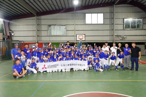 ▲(左起致詞人:樂天桃猿嚴宏鈞、林承飛、樂天桃猿棒球隊副董事長暨執行長兼球團領隊牧野幸輝、台灣三菱電機董事長暨總經理大河內一彦、仁善國小校長林繼鴻)。（圖／樂天桃猿提供）