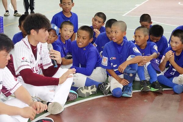 ▲(左起致詞人:樂天桃猿嚴宏鈞、林承飛、樂天桃猿棒球隊副董事長暨執行長兼球團領隊牧野幸輝、台灣三菱電機董事長暨總經理大河內一彦、仁善國小校長林繼鴻)。（圖／樂天桃猿提供）