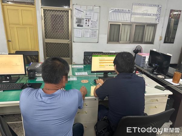 ▲內埔警分局員警協助黃男上網填寫車禍初判表。（圖／記者陳崑福翻攝）