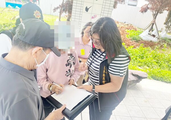 ▲桃園市中壢區內壢國小今天上午夏姓婦人投票時，因不耐排隊怒撕選票。（圖／記者沈繼昌翻翻攝）