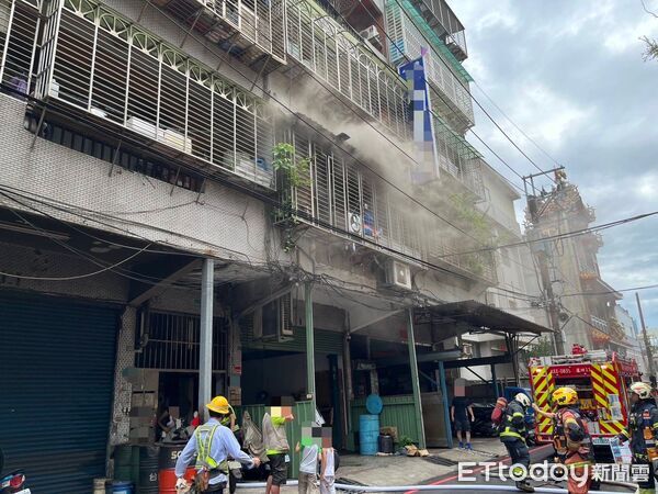 ▲新北三重成衣工廠火警，現場冒出大量濃煙，所幸並無人員傷亡。（圖／記者陸運陞翻攝）