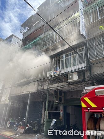 ▲新北三重成衣工廠火警，現場冒出大量濃煙，所幸並無人員傷亡。（圖／記者陸運陞翻攝）