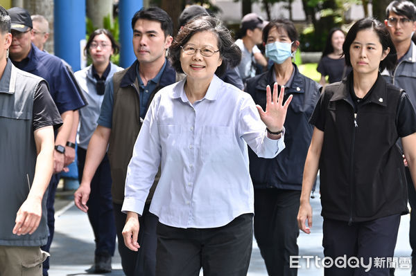 ▲▼2025立委罷免投票日，前總統蔡英文前往大安區建安國小投票。（圖／記者李毓康攝）