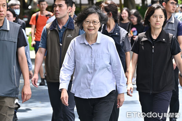 ▲▼2025立委罷免投票日，前總統蔡英文前往大安區建安國小投票。（圖／記者李毓康攝）