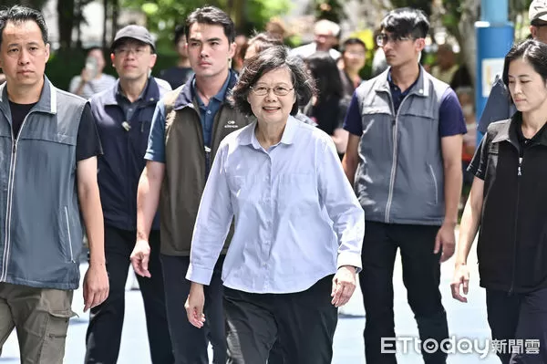 ▲▼2025立委罷免投票日，前總統蔡英文前往大安區建安國小投票。（圖／記者李毓康攝）