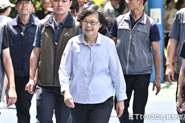 ▲▼2025立委罷免投票日，前總統蔡英文前往大安區建安國小投票。（圖／記者李毓康攝）