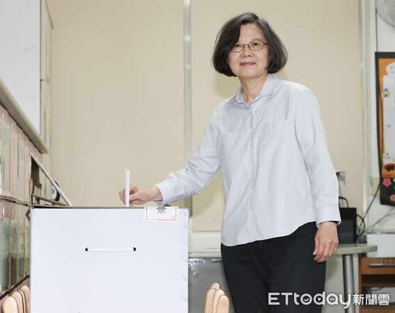 ▲▼2025立委罷免投票日，前總統蔡英文前往大安區建安國小投票。（圖／記者李毓康攝）