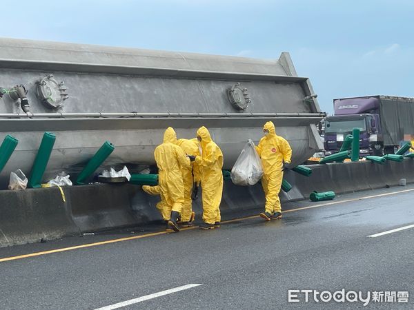▲化學槽車西濱側翻，化學物質外洩。（圖／記者翁伊森翻攝）