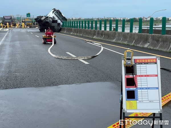 ▲化學槽車西濱側翻，化學物質外洩。（圖／記者翁伊森翻攝）