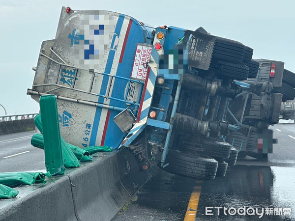 ▲化學槽車西濱側翻，化學物質外洩。（圖／記者翁伊森翻攝）