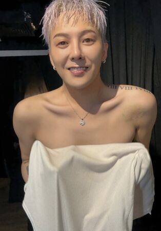 ▲▼GD罕見貼出沒穿上衣的害羞私密照，25萬粉絲搶看。（圖／翻攝自8lo8lo8lowme IG）