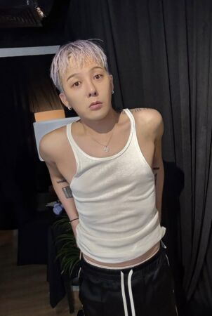 ▲▼ 25萬人搶看！GD罕見「沒穿上衣」害羞遮一半　害羞私密照全曝光。（圖／翻攝自8lo8lo8lowme IG）