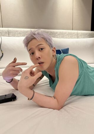 ▲▼ 25萬人搶看！GD罕見「沒穿上衣」害羞遮一半　害羞私密照全曝光。（圖／翻攝自8lo8lo8lowme IG）