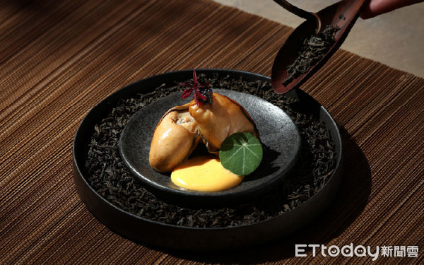▲兩人同行消費兩客套餐，阪前鐵板燒送1份「茶燻廣島蠔」。（圖／王品提供）