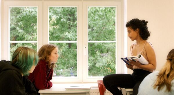 ▲《關於夢(性與愛)》描述17歲少女愛上了法語女老師的故事。（圖／海鵬影業提供）