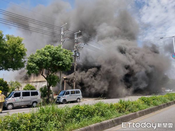 ▲湖口食品工廠大火黑煙竄天。（圖／記者楊永盛翻攝）