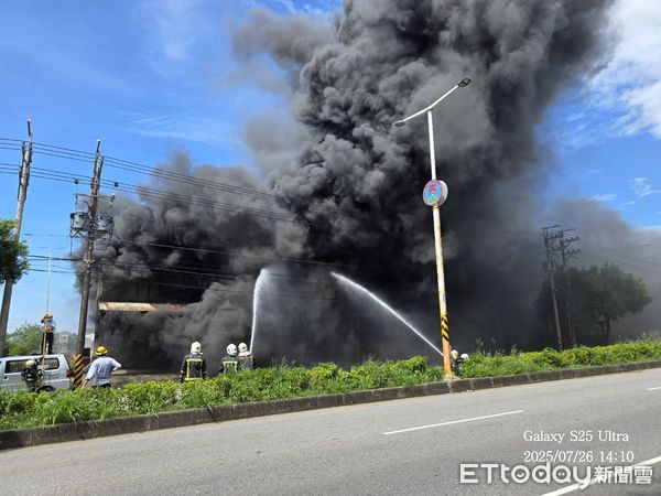 ▲湖口食品工廠大火黑煙竄天。（圖／記者楊永盛翻攝）