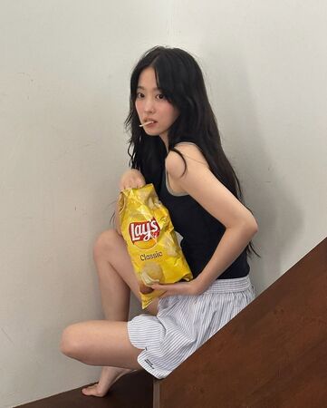 ▲▼超甜CP畫報！朴寶英趴朴珍榮胸上害羞笑　居家約會飄曖昧情。（圖／翻攝自朴寶英IG）