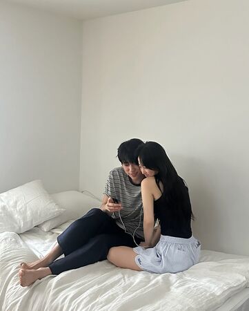 ▲朴寶英趴朴珍榮胸上害羞笑，居家約會畫報照飄曖昧情。（圖／翻攝自朴寶英IG）