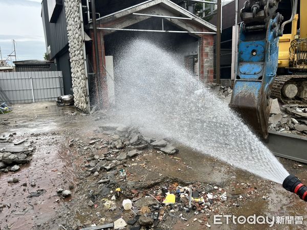 ▲台南市永康區一處工地26日下午施工時挖破瓦斯管線，消防緊急出動灑水警戒處置。（民眾提供，下同）