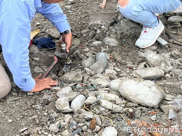 ▲台南市永康區一處工地26日下午施工時挖破瓦斯管線，消防緊急出動灑水警戒處置。（民眾提供，下同）
