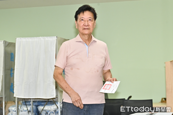 ▲▼2025立委罷免投票日，前中廣董事長趙少康投票時直接亮票。（圖／記者李毓康攝）