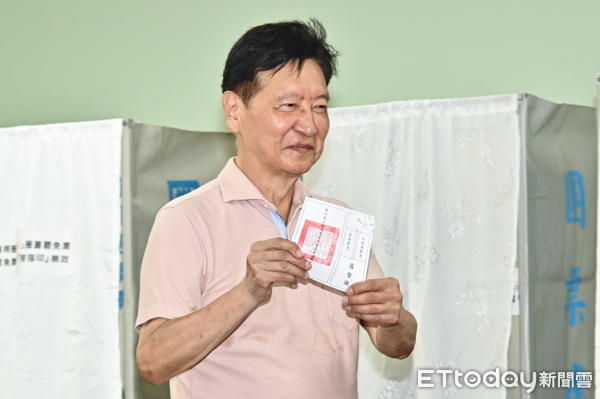 ▲▼2025立委罷免投票日，前中廣董事長趙少康投票時直接亮票。（圖／記者李毓康攝）