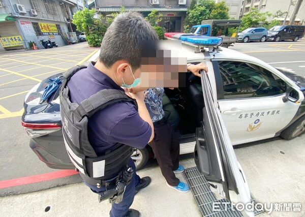 ▲桃園市六旬黃姓男子今天上午獨自外出在平鎮區投票，投完票後再返家途中不慎迷途且摔倒，平鎮警方獲悉後到場攙扶上巡邏車。（圖／記者沈繼昌翻攝）