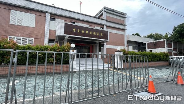 ▲▼花蓮選委會似擔心會有衝突發生，已架設拒馬因應，防止事態擴大。（圖／記者柯政踍攝，下同）