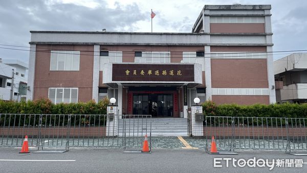 ▲▼花蓮選委會似擔心會有衝突發生，已架設拒馬因應，防止事態擴大。（圖／記者柯政踍攝，下同）