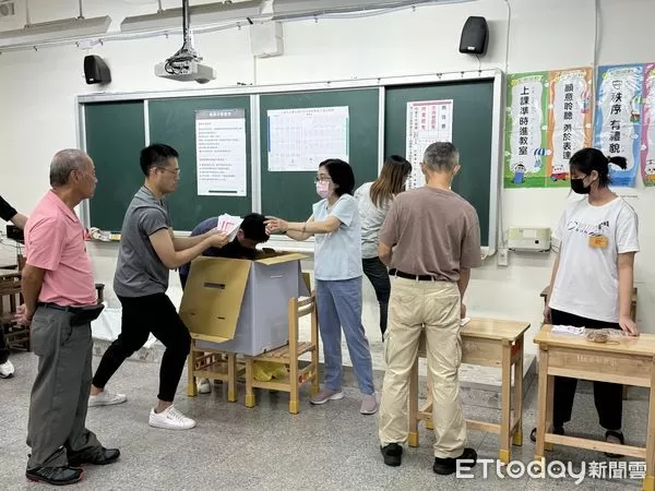 ▲▼罷免投票 唱票 開票 王鴻薇選區  民眾現場關切 監票。（圖／記者屠惠剛攝）