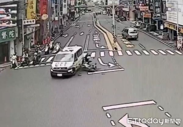 ▲台南中西區24日上午發生救護車與機車碰撞事故，女騎士送醫救治，無生命危險。（民眾提供）