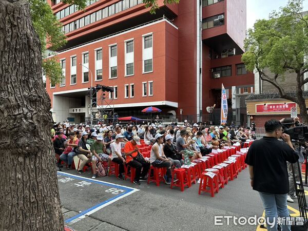 ▲▼濟南路罷團開票之夜，暖場時段現場冷清，僅坐滿2分之1紅椅。（圖／記者詹詠淇攝）