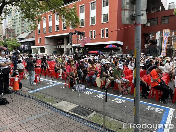 ▲▼濟南路罷團開票之夜，暖場時段現場冷清，僅坐滿2分之1紅椅。（圖／記者詹詠淇攝）