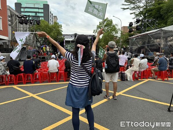 ▲▼濟南路罷團開票之夜，暖場時段現場冷清，僅坐滿2分之1紅椅。（圖／記者詹詠淇攝）