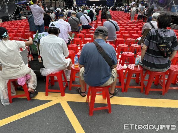 ▲▼濟南路罷團開票之夜，暖場時段現場冷清，僅坐滿2分之1紅椅。（圖／記者詹詠淇攝）