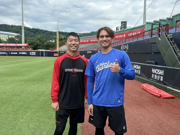 ▲張奕與前歐力士教練中垣征一郎相見歡。（圖／富邦悍將提供）