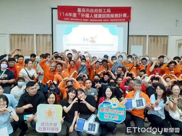 ▲台南勞工局與成大合作，進廠為移工提供健康與心理諮詢服務，展現友善勞動環境。（記者林東良翻攝，下同）