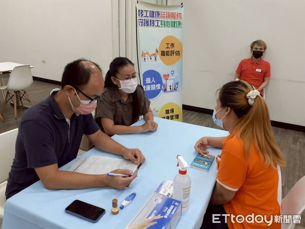 ▲台南勞工局與成大合作，進廠為移工提供健康與心理諮詢服務，展現友善勞動環境。（記者林東良翻攝，下同）
